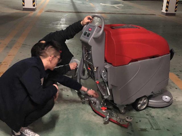 御衛(wèi)仕手推式洗地機(jī)DX3走入江蘇某大型商超的停車(chē)場(chǎng) 御衛(wèi)仕手推式洗地機(jī)DX3走入江蘇某大型商超的停車(chē)場(chǎng)