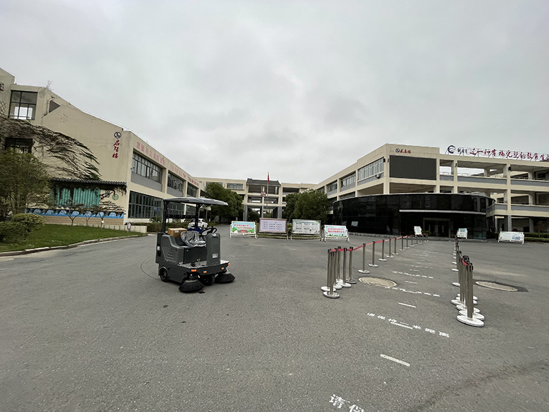御衛(wèi)仕DS5駕駛式掃地機頂棚款清掃校園 御衛(wèi)仕DS5駕駛式掃地機頂棚款清掃校園