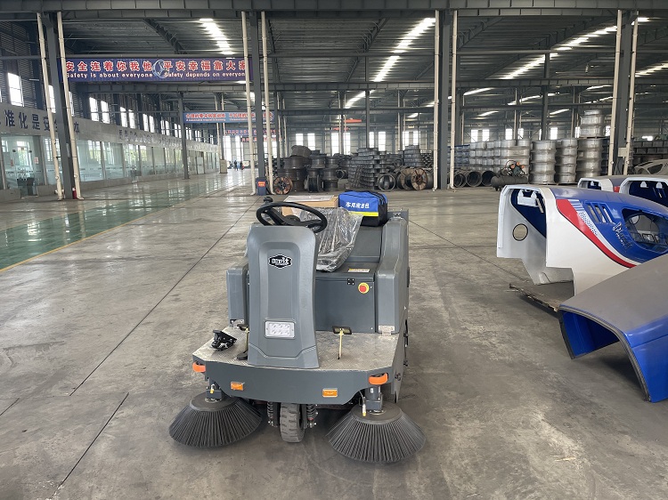 電動(dòng)掃地機(jī)的電瓶保養(yǎng)方法 電動(dòng)掃地機(jī)的電瓶保養(yǎng)方法