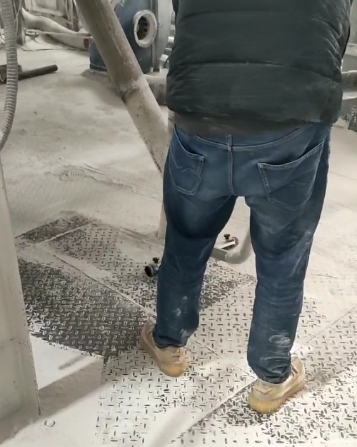 江蘇某新材料公司采購(gòu)7.5kw脈沖吸塵器